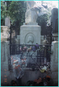 Chopin's grave at P�re Lachaise cemetery in Paris - photo by cvxmelody