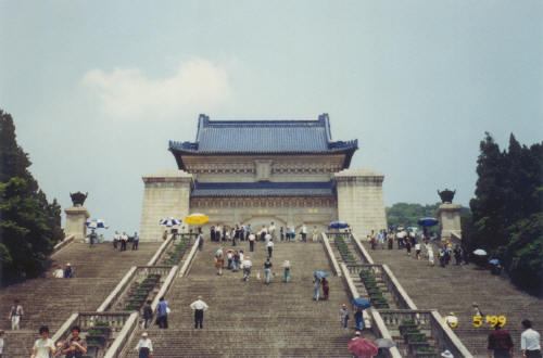 Sun Yat-sen Mausoleum (Nanjing) - May 1999